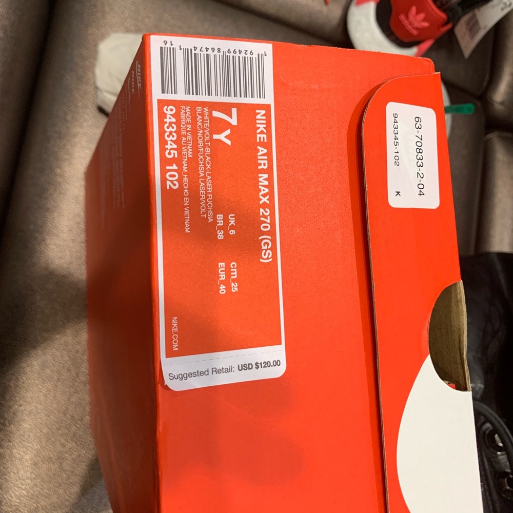 Tennis shoes